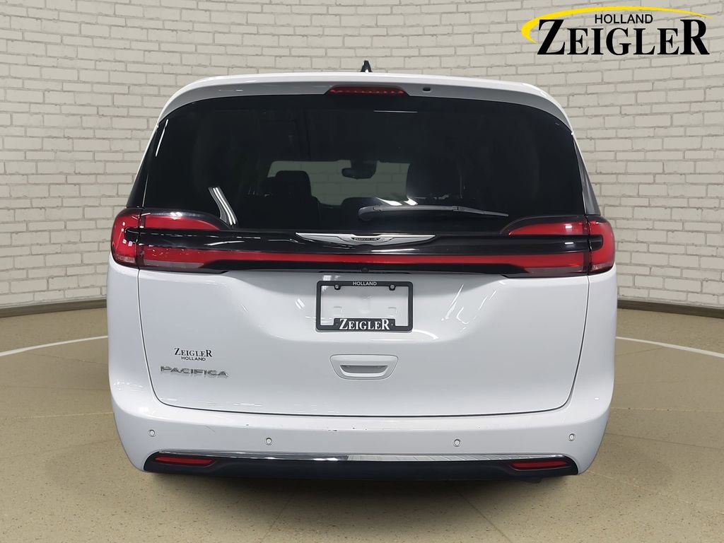 Used 2024 Chrysler Pacifica Touring-L image 6