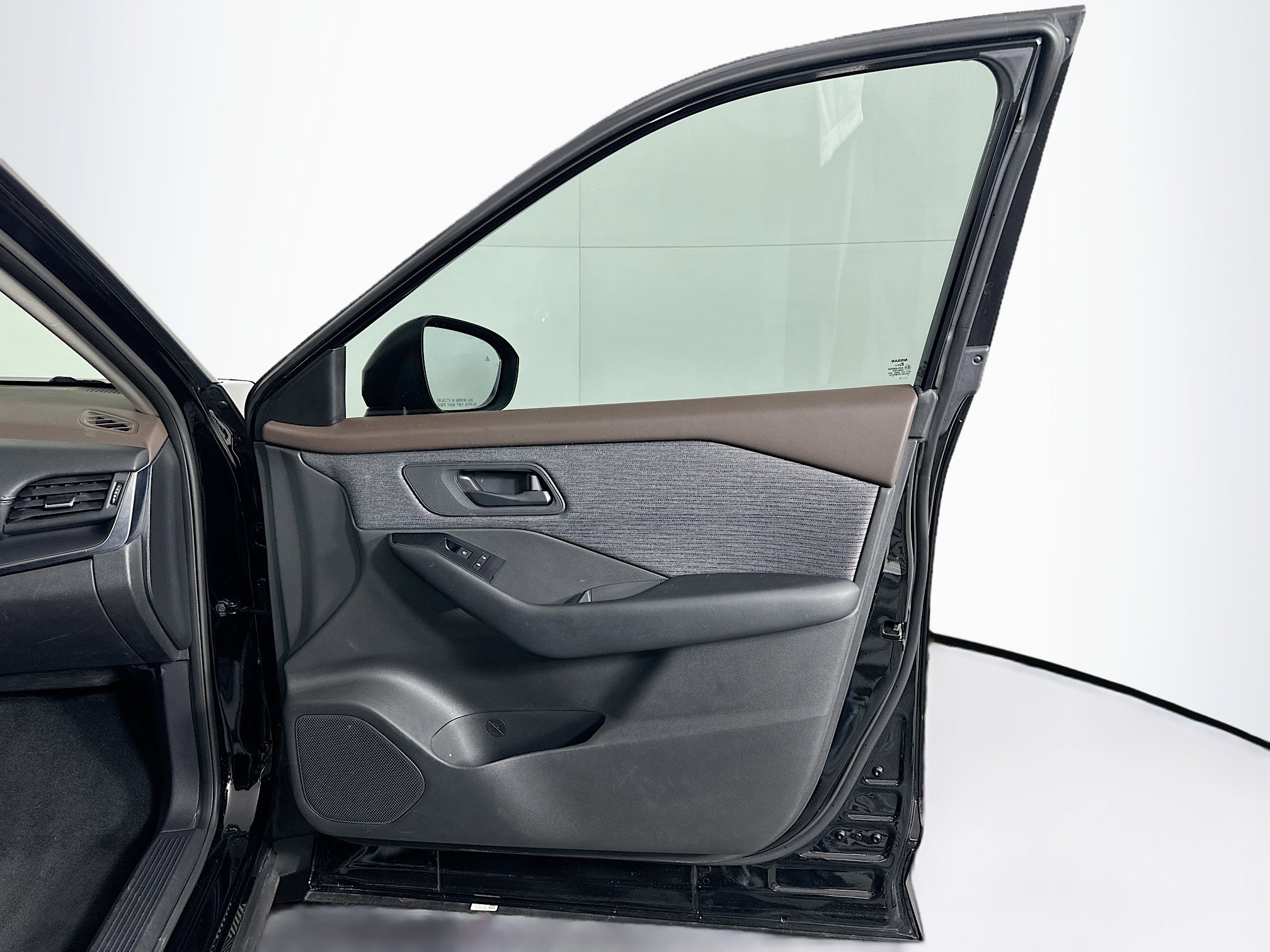 Used 2023 Nissan Rogue S image 32