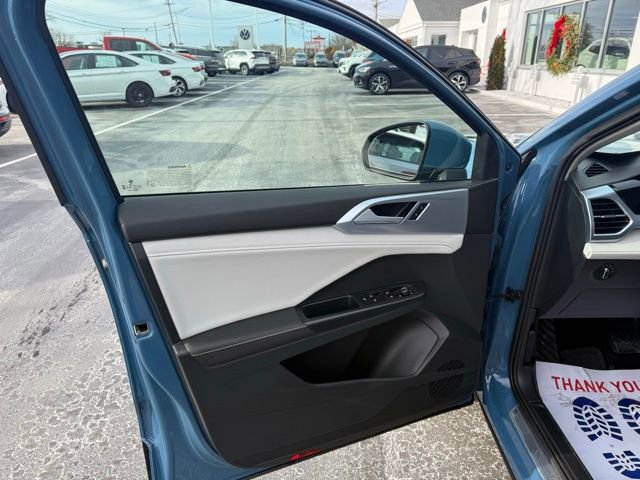 Certified 2025 Volkswagen Taos SE w/ Panoramic Sunroof Package image 18