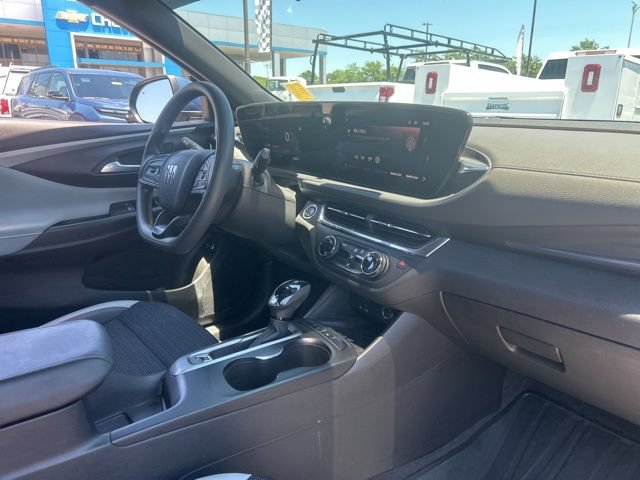 Used 2025 Buick Envista Preferred w/ Convenience II Package FWD image 31