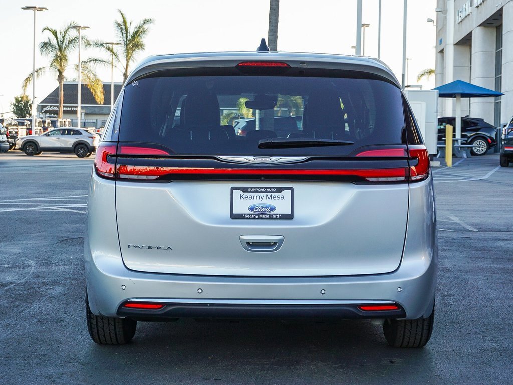 Used 2024 Chrysler Pacifica Touring-L image 6