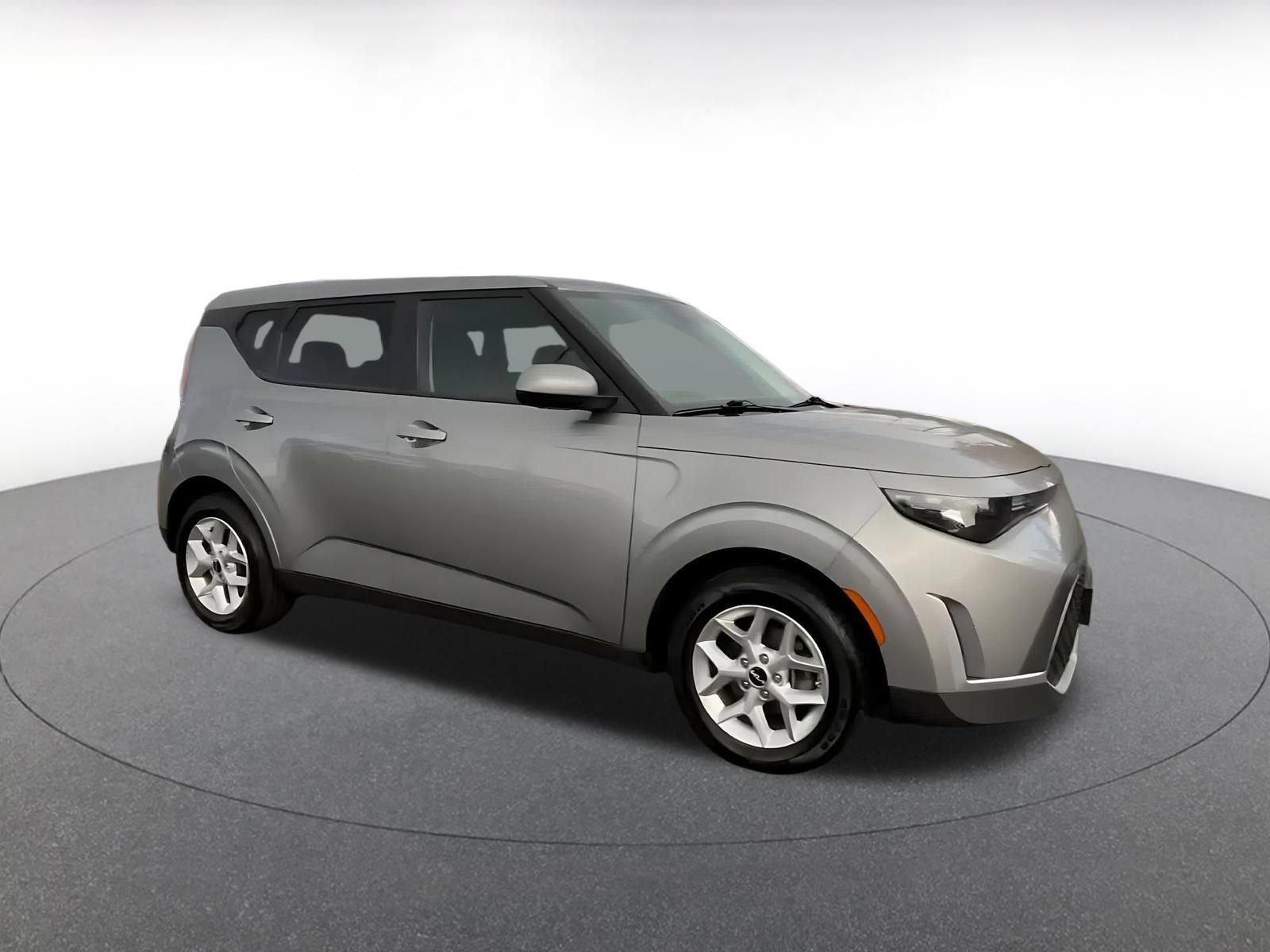 Used 2025 Kia Soul LX w/ LX Technology Package FWD image 2