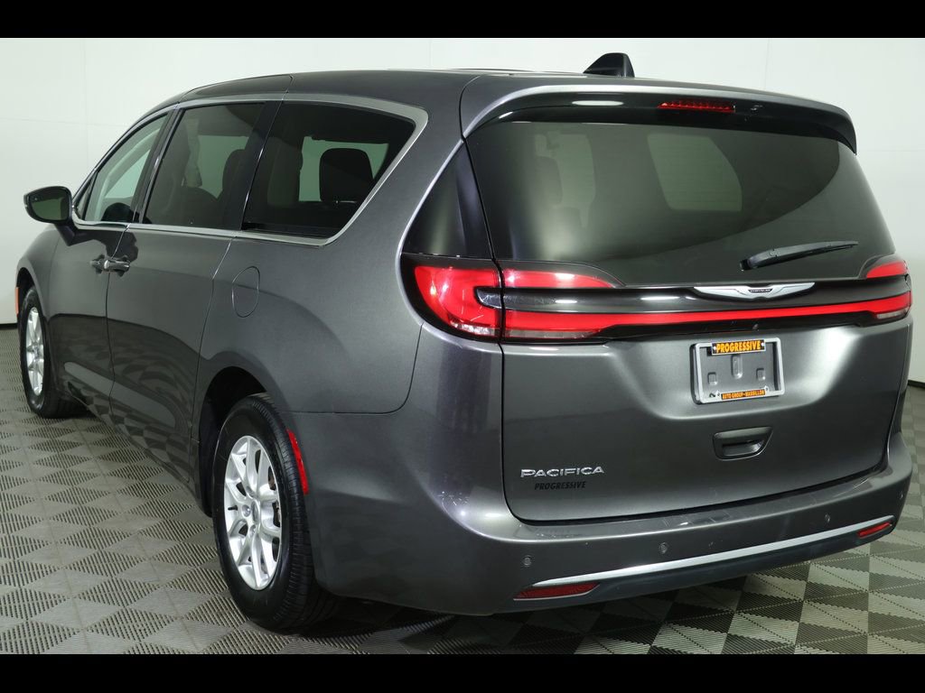 Used 2023 Chrysler Pacifica Touring-L FWD image 6