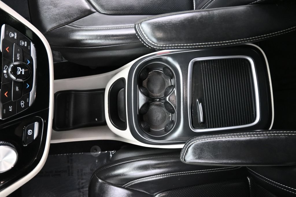 Used 2023 Chrysler Pacifica Touring-L FWD image 16