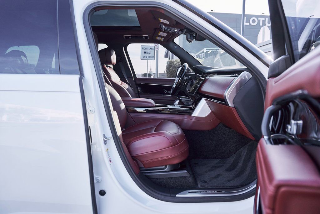 Used 2025 Land Rover Range Rover SE AWD/4WD image 22