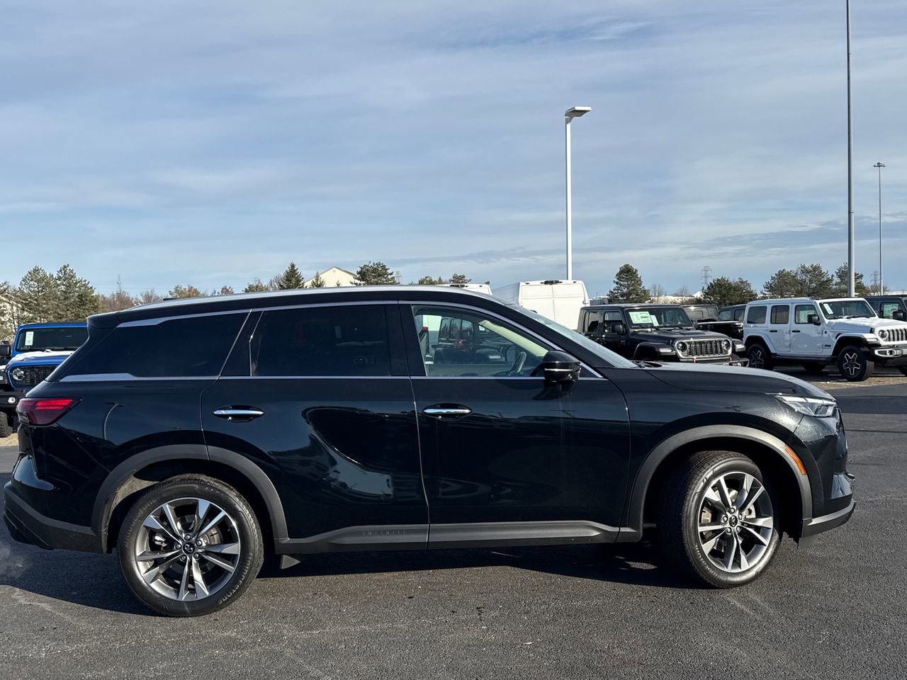 Used 2023 INFINITI QX60 Luxe image 2