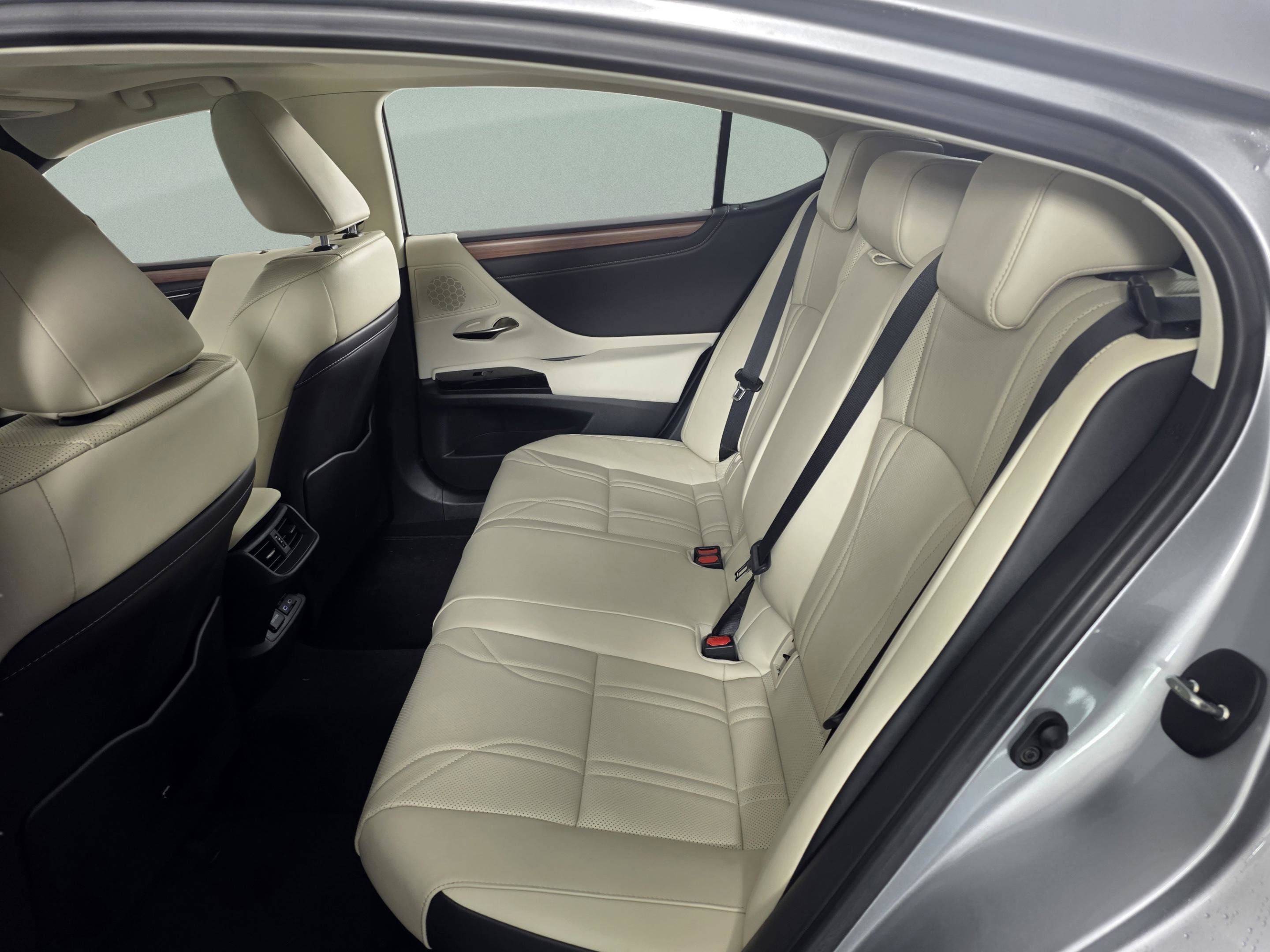 Certified 2025 Lexus ES 300h w/ Technology Package image 20