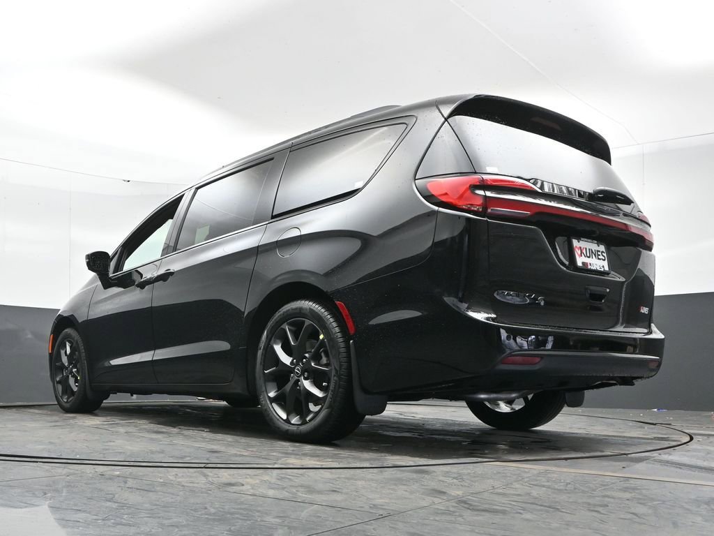 New 2026 Chrysler Pacifica Select image 45