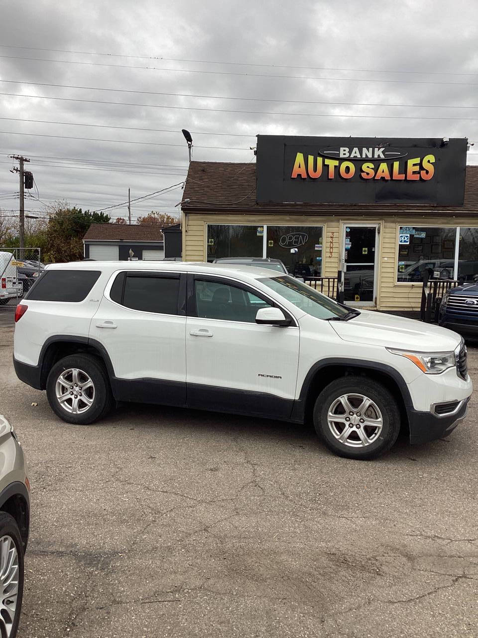 Used 2018 GMC Acadia SLE w/ LPO, Cargo Package image 1