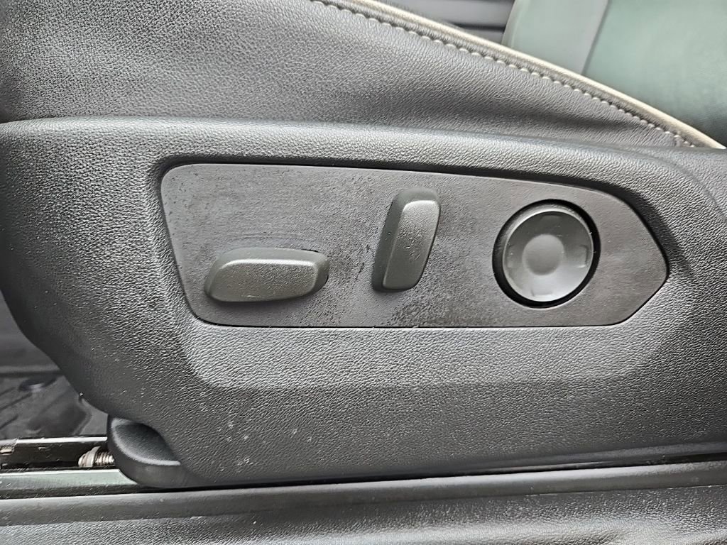 Used 2023 GMC Yukon SLT w/ SLT Premium Package image 14