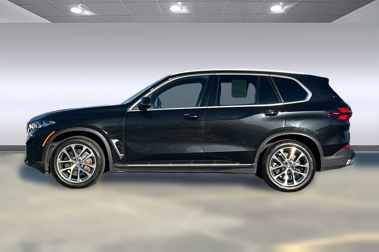 Used 2025 BMW X5 xDrive50e image 2