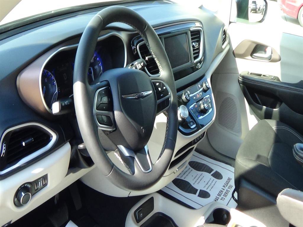 Used 2022 Chrysler Voyager LX image 20