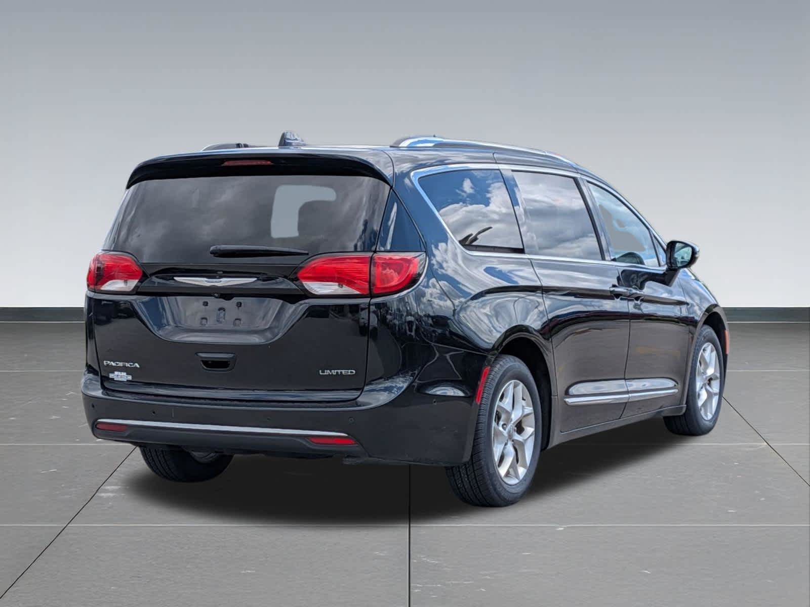 Certified 2018 Chrysler Pacifica Touring-L FWD image 6