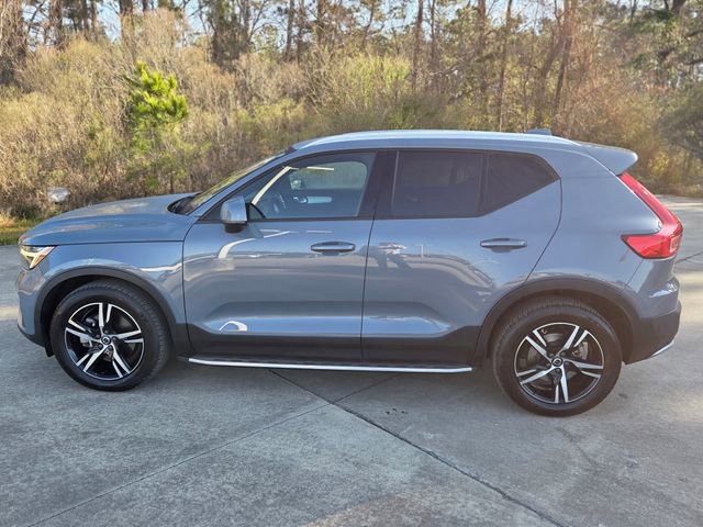 Used 2023 Volvo XC40 B5 Core image 2