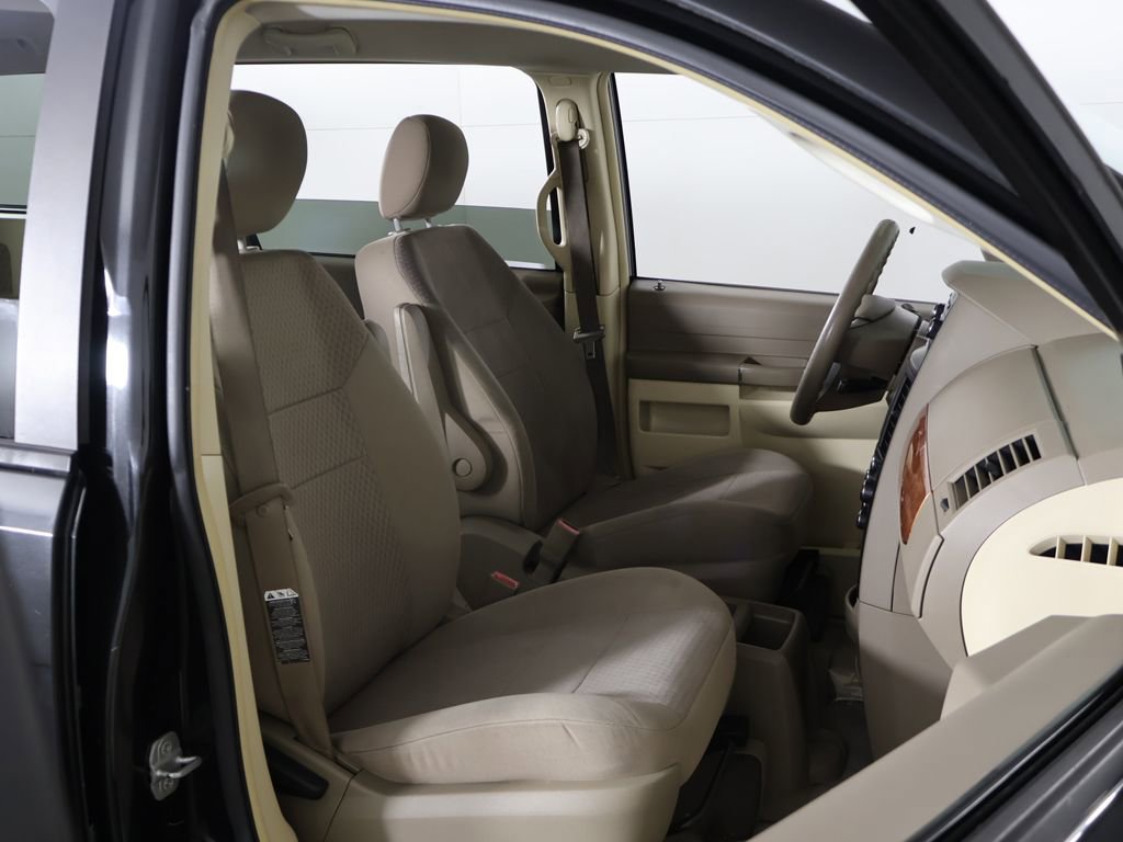 Used 2008 Chrysler Town & Country LX image 19