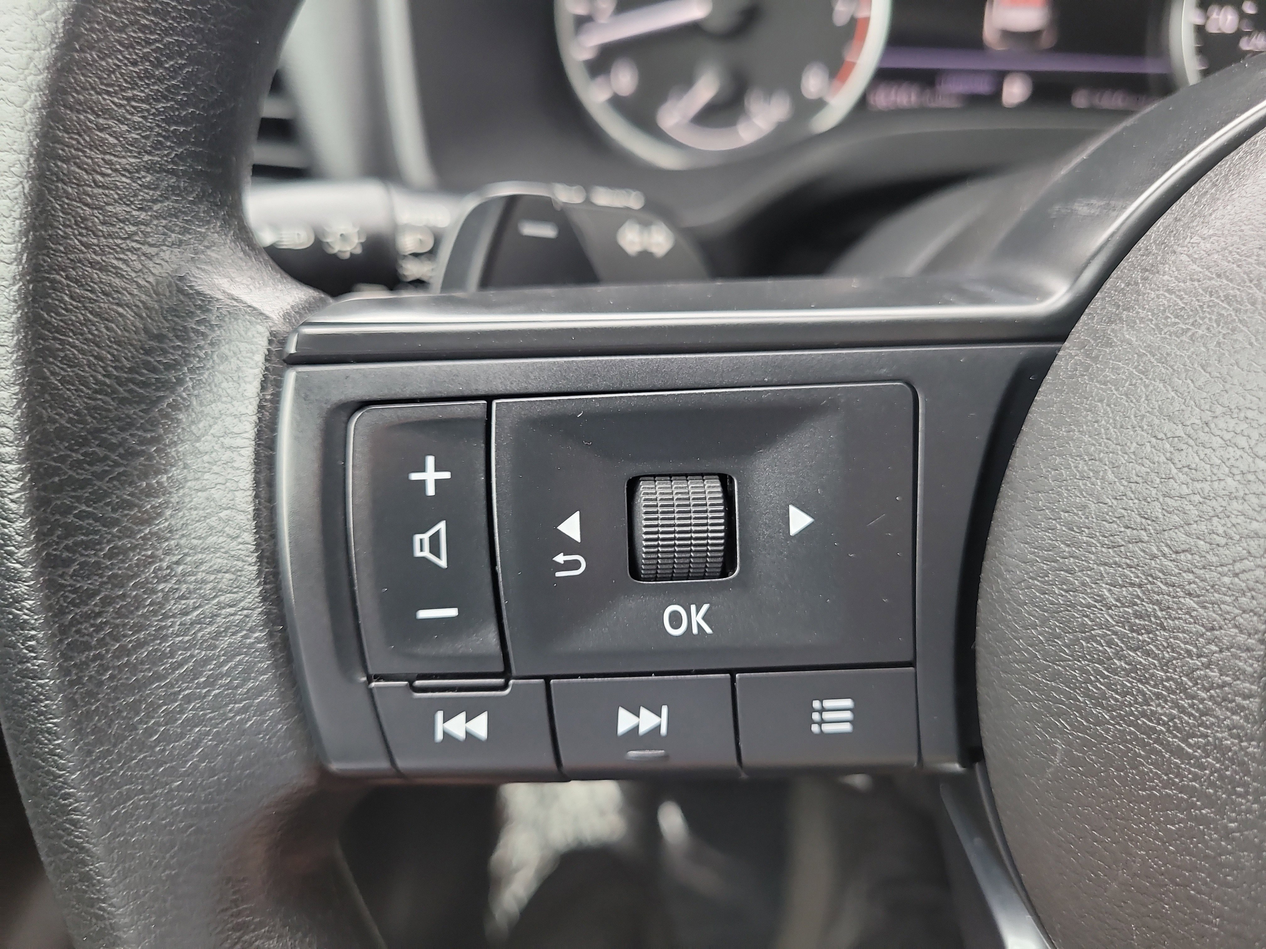 Used 2023 Nissan Rogue S image 28