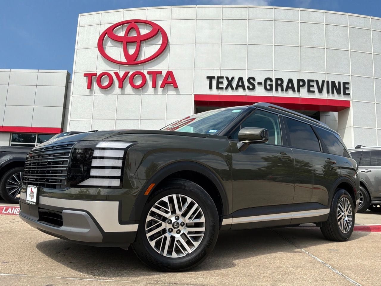 Used 2026 Hyundai Palisade SEL FWD image 2