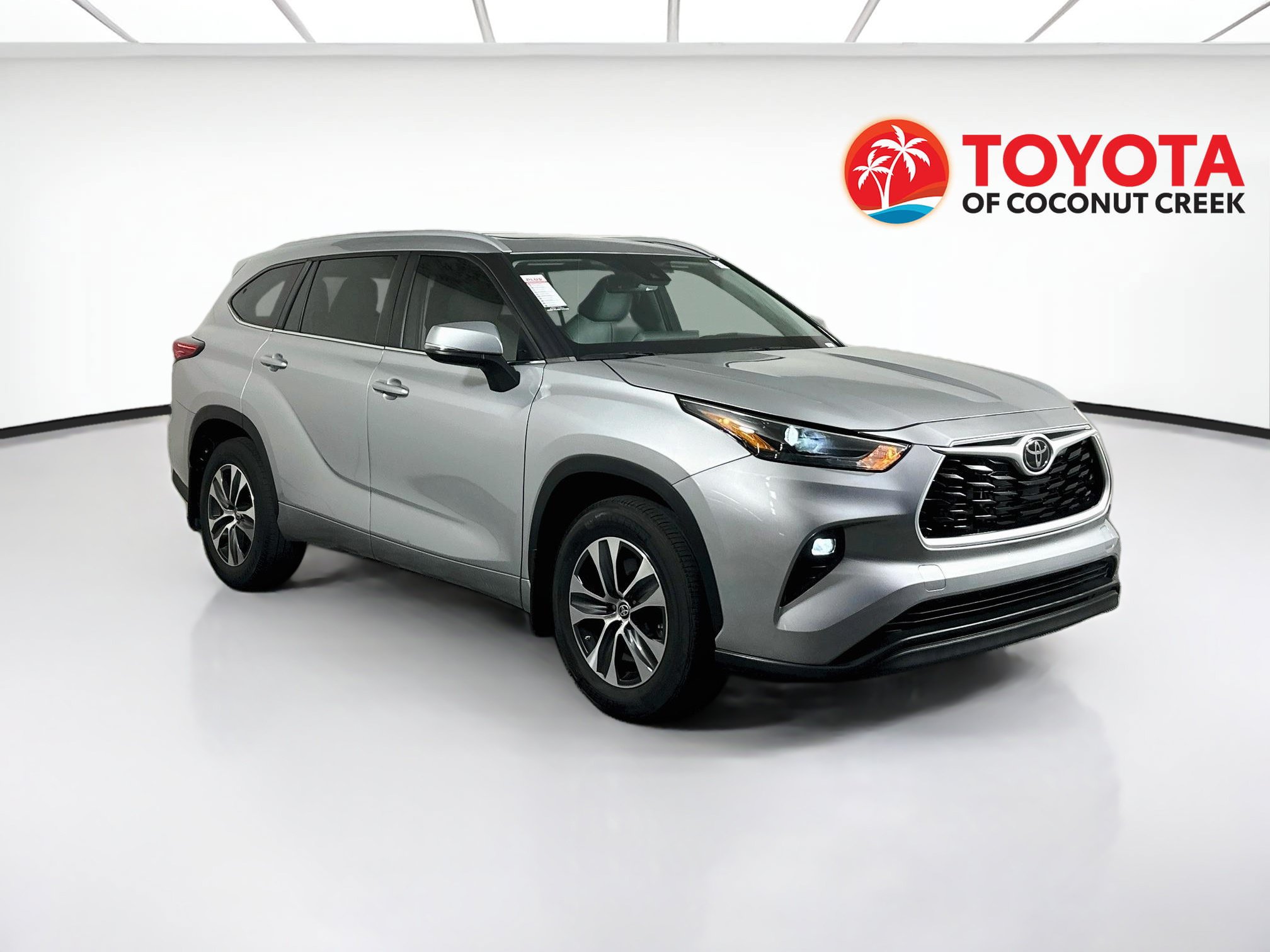Used 2023 Toyota Highlander XLE FWD video 1