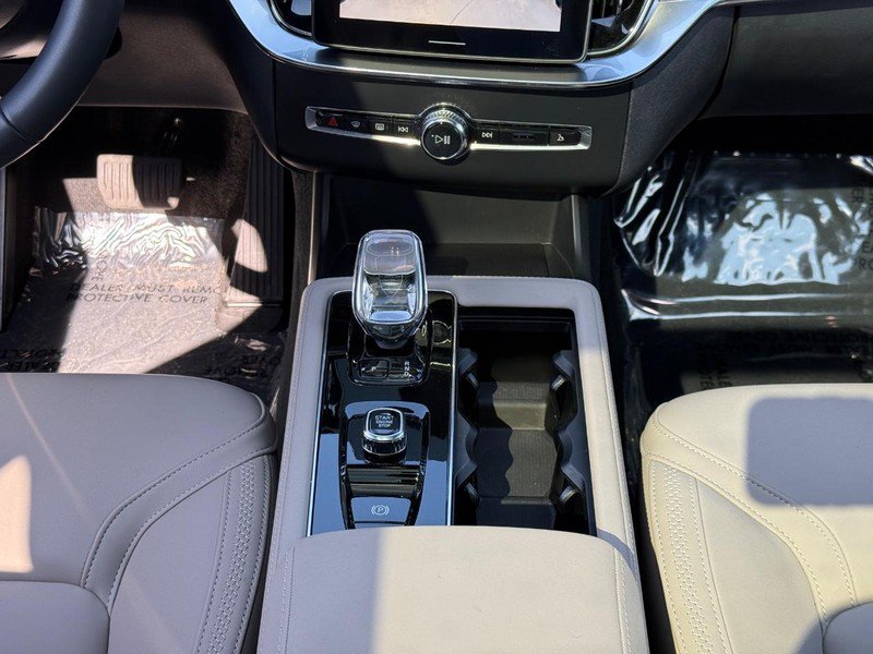 Certified 2025 Volvo XC90 B6 Plus AWD/4WD image 15