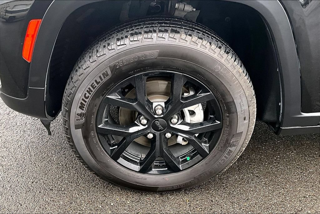 Used 2024 Jeep Grand Cherokee Altitude AWD/4WD image 9