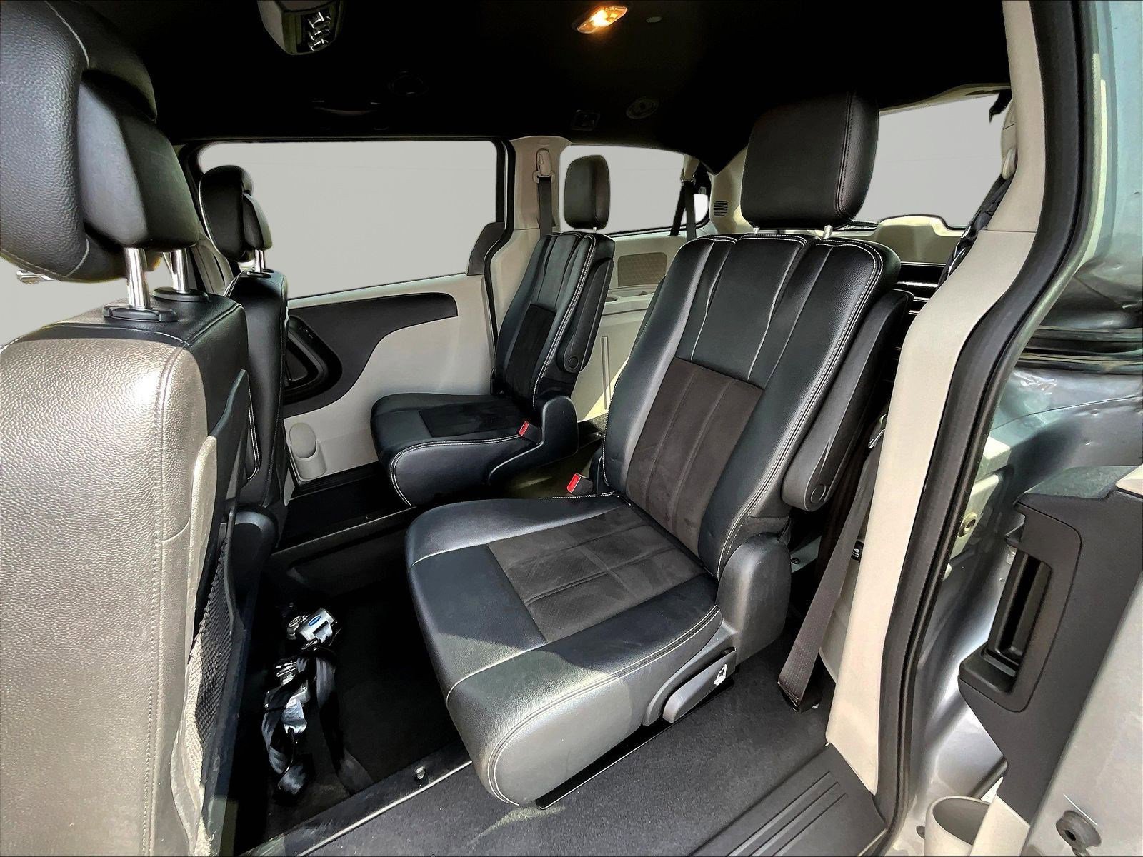 Used 2020 Dodge Grand Caravan SXT FWD image 22
