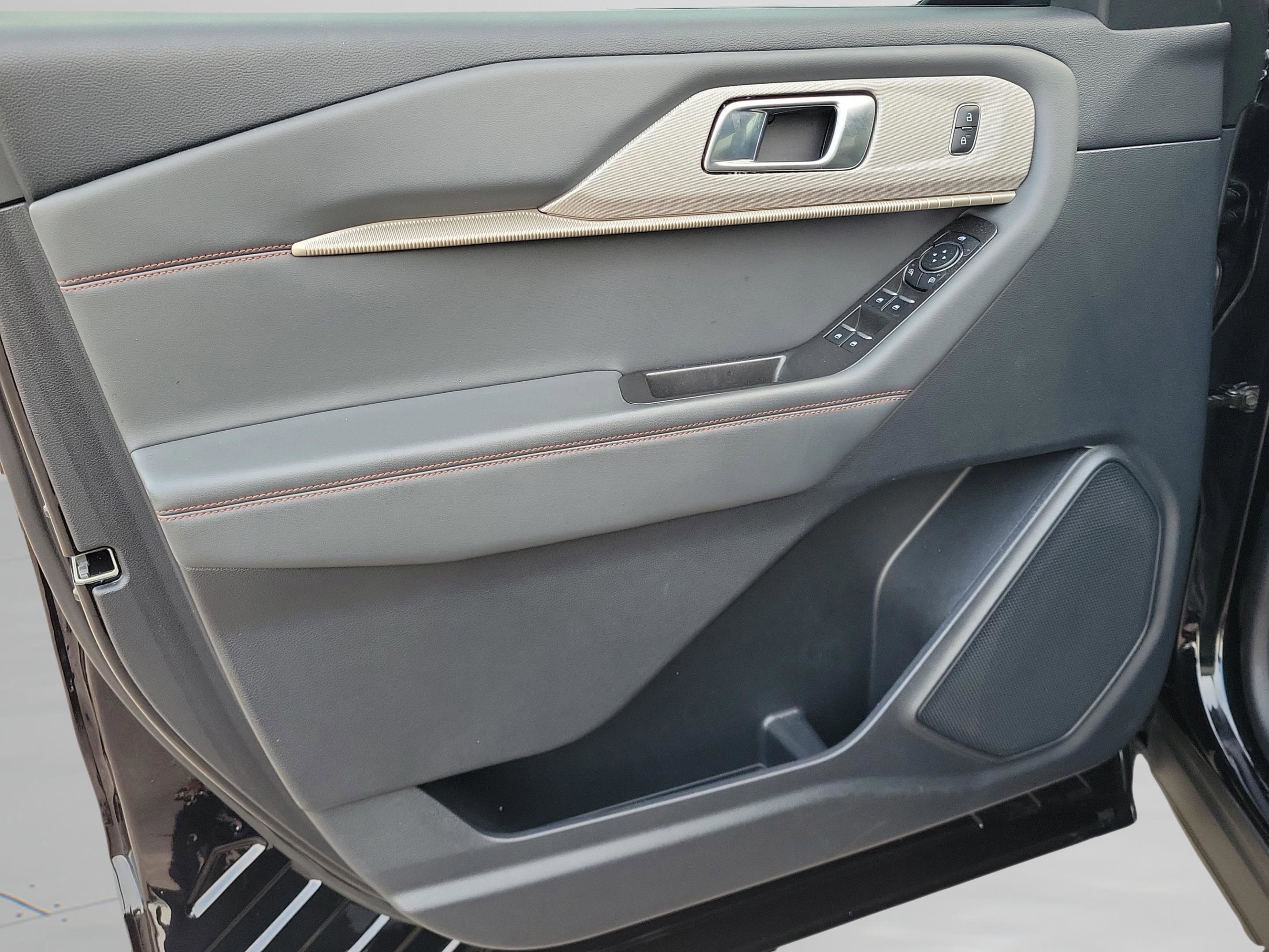 Used 2025 Ford Explorer Active w/ Active Comfort Package image 25