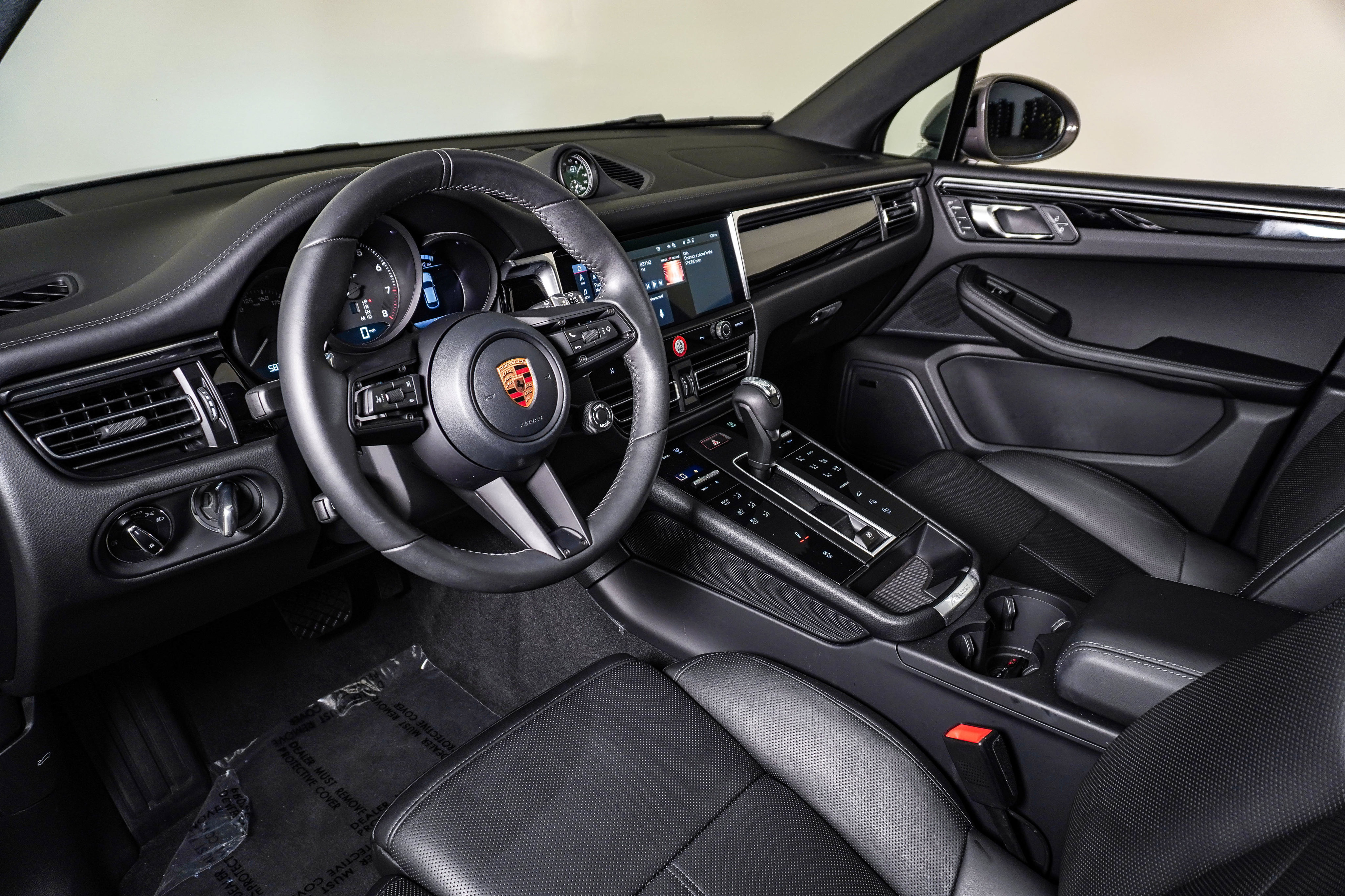 Certified 2026 Porsche Macan Turbo AWD/4WD image 4
