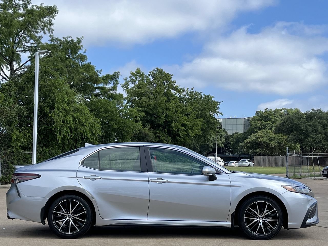 Used 2024 Toyota Camry SE FWD image 3