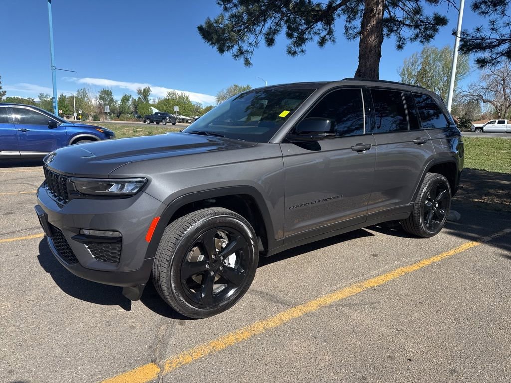 Used 2025 Jeep Grand Cherokee Limited w/ Black Appearance Package AWD/4WD image 1