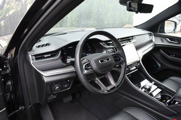 Used 2024 Jeep Grand Cherokee Overland w/ Advanced Protech Group III image 14