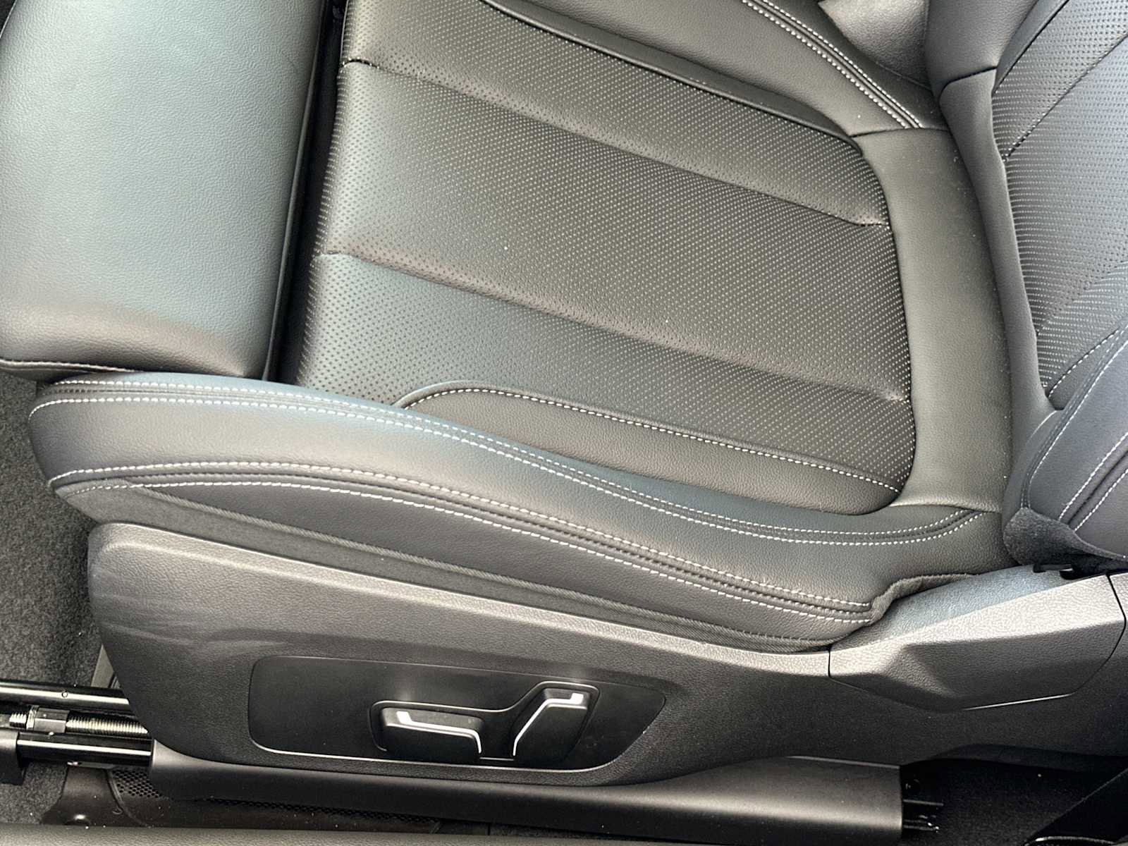 Used 2025 BMW 230i Coupe w/ M Sport Package RWD image 12