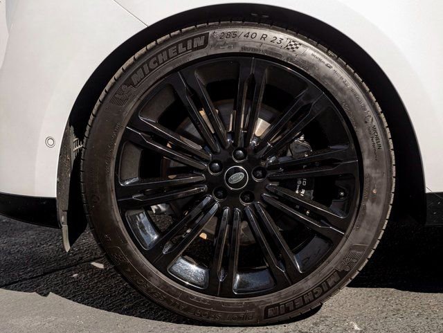 Used 2023 Land Rover Range Rover SE image 11