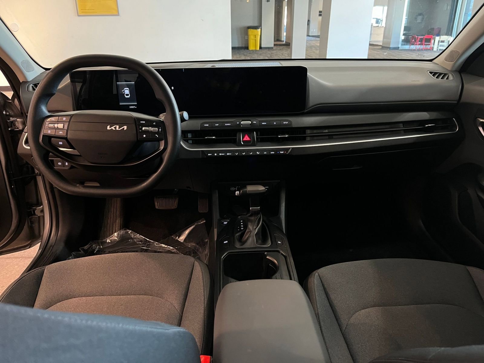 Used 2025 Kia K4 LXS image 32