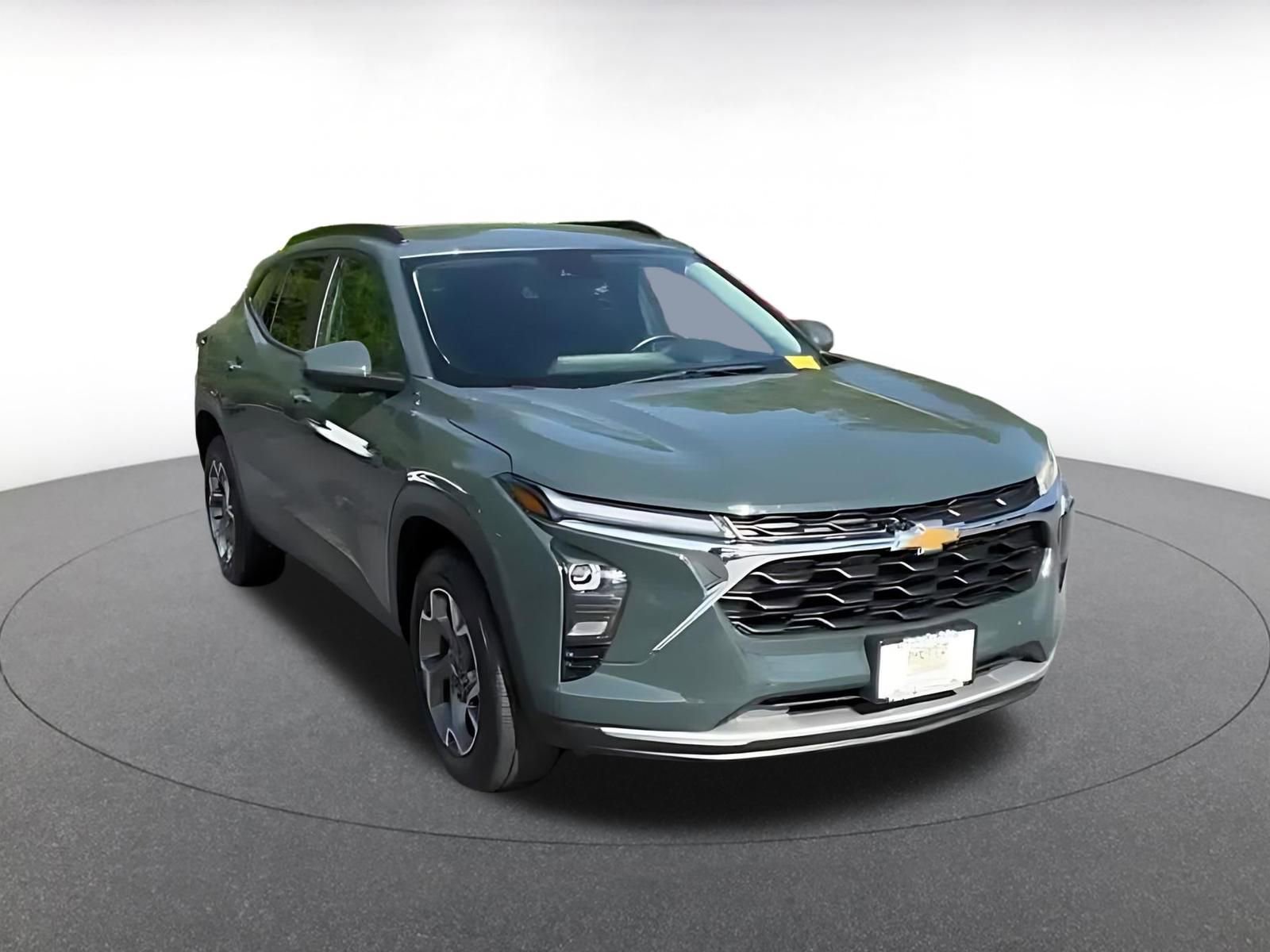 Used 2025 Chevrolet Trax LT w/ LT Convenience Package FWD image 3