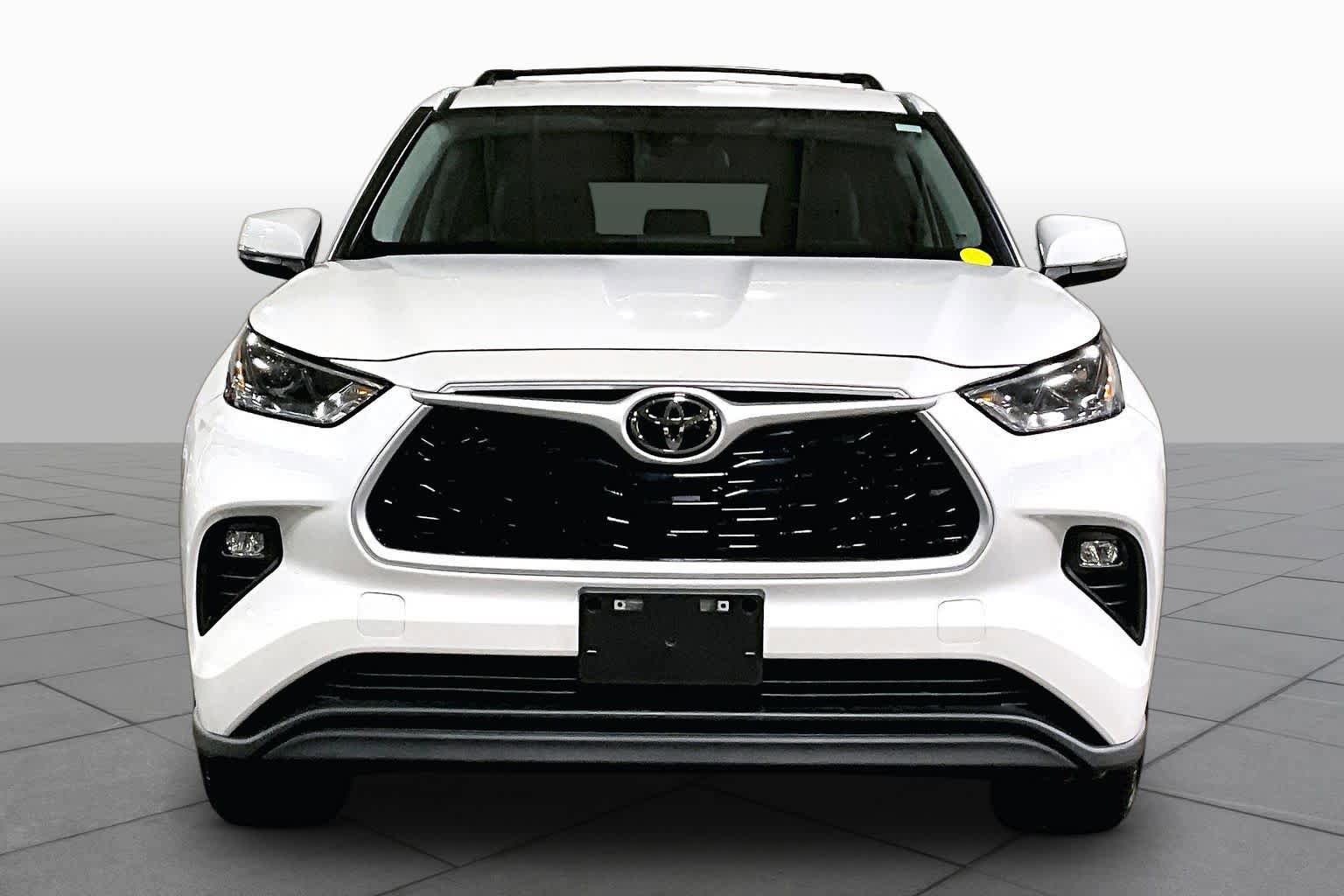 Used 2023 Toyota Highlander LE FWD image 4