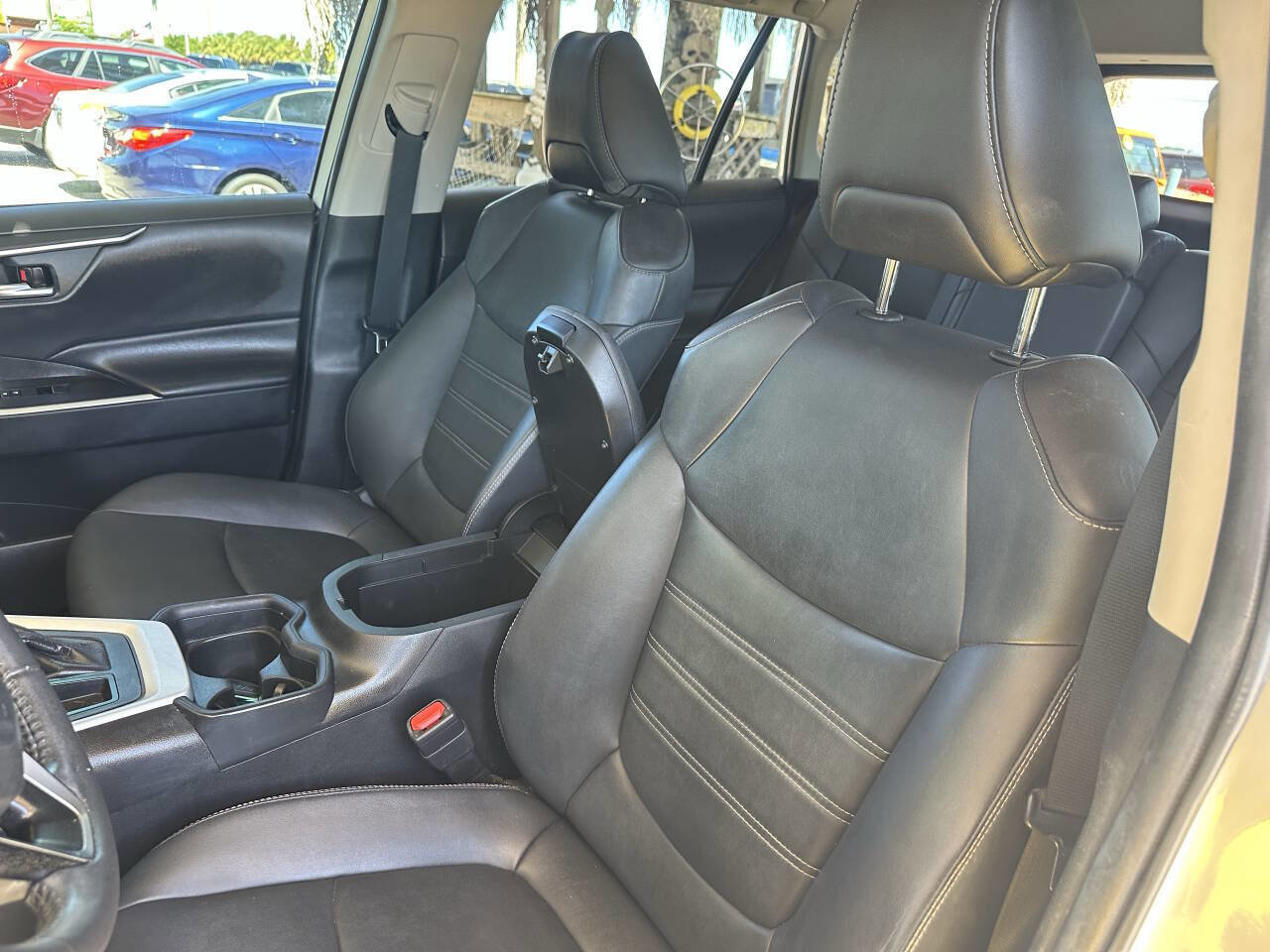 Used 2021 Toyota RAV4 XLE Premium image 23