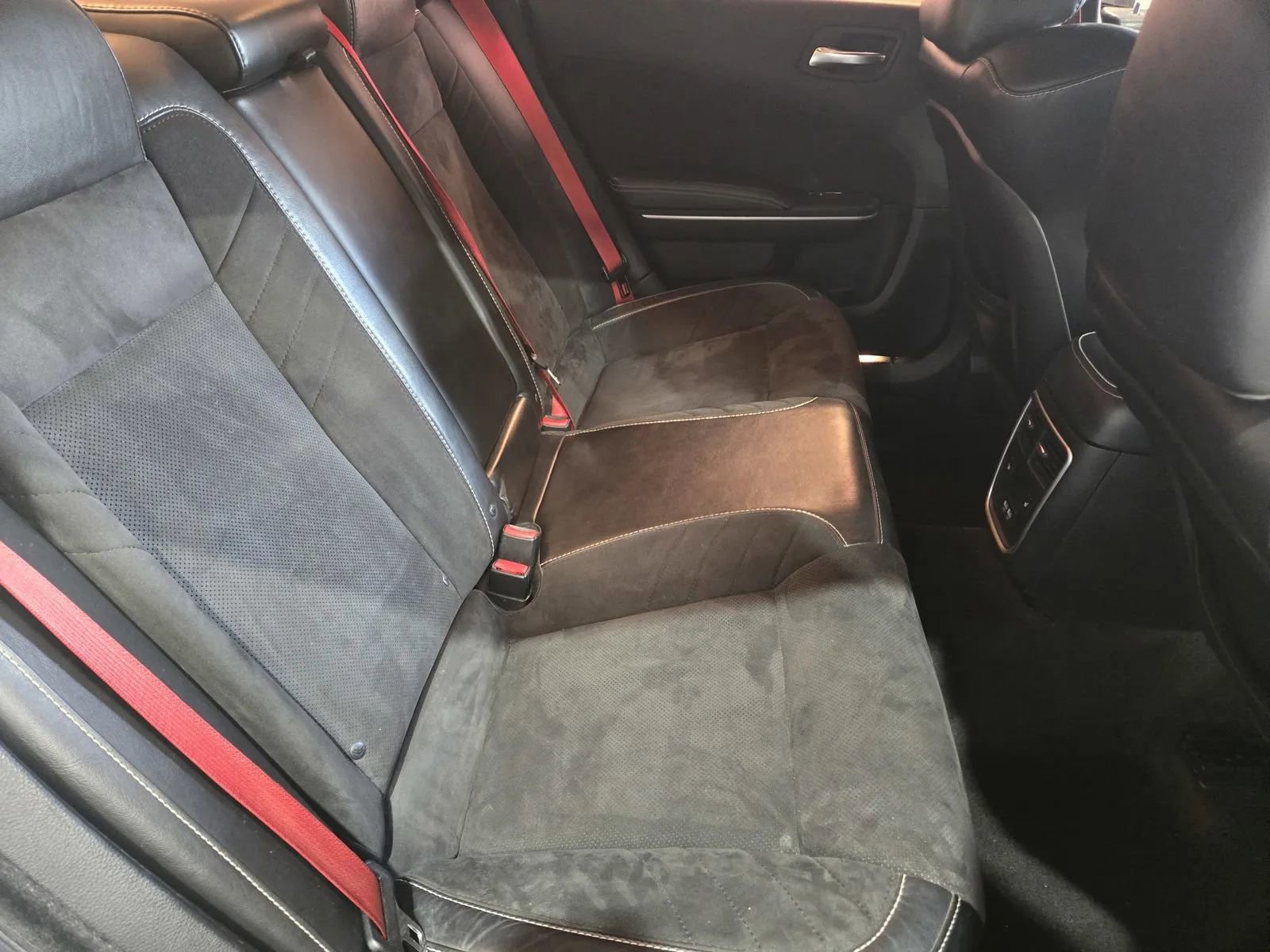 Used 2018 Dodge Charger SRT RWD image 9