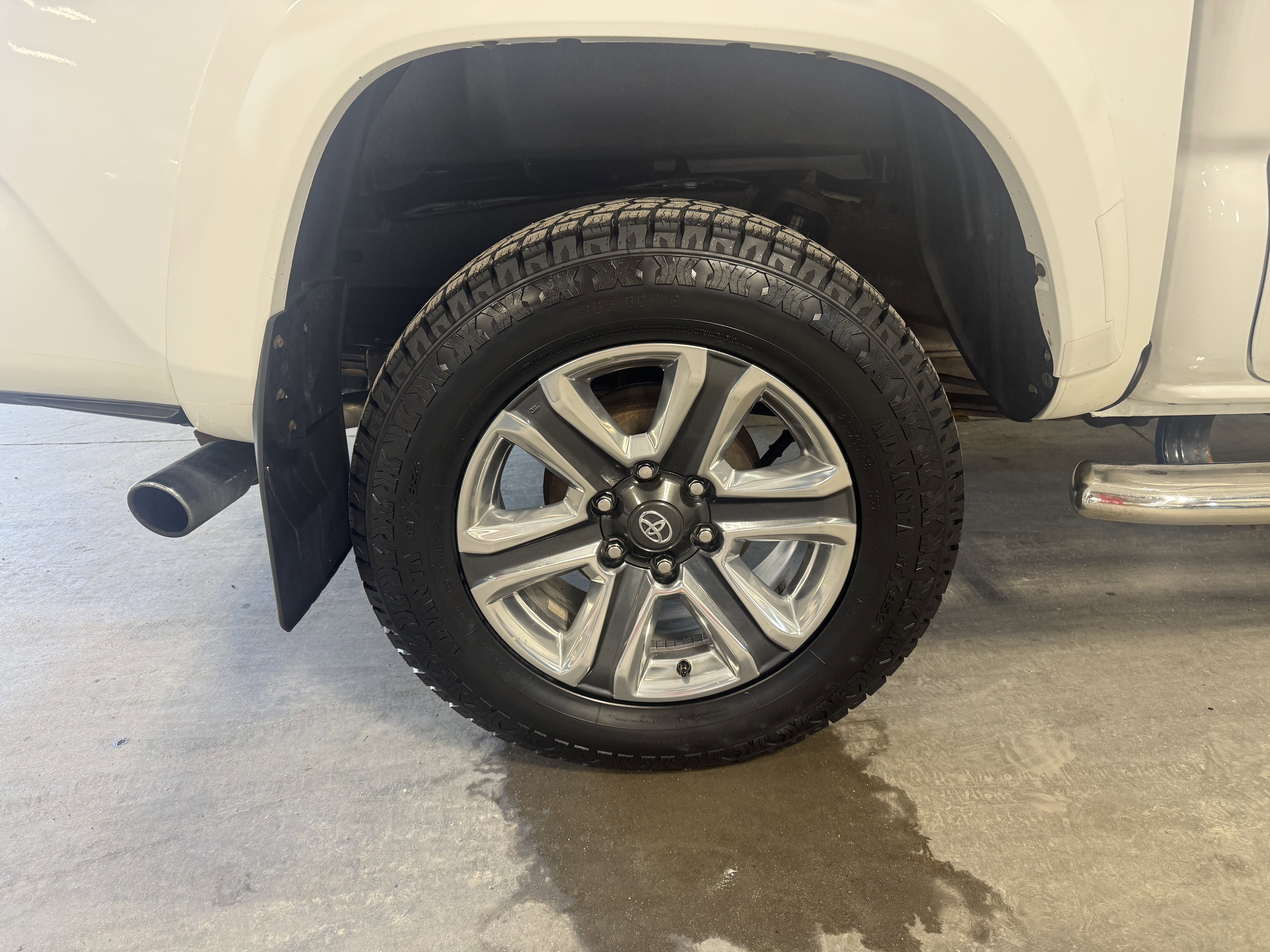 Used 2018 Toyota Tacoma Limited image 5