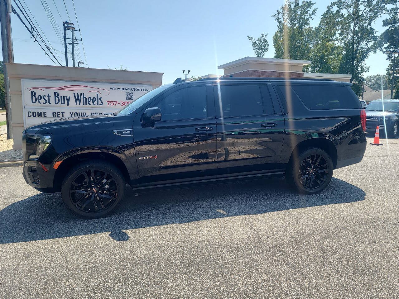Used 2022 GMC Yukon XL AT4 AWD/4WD image 4