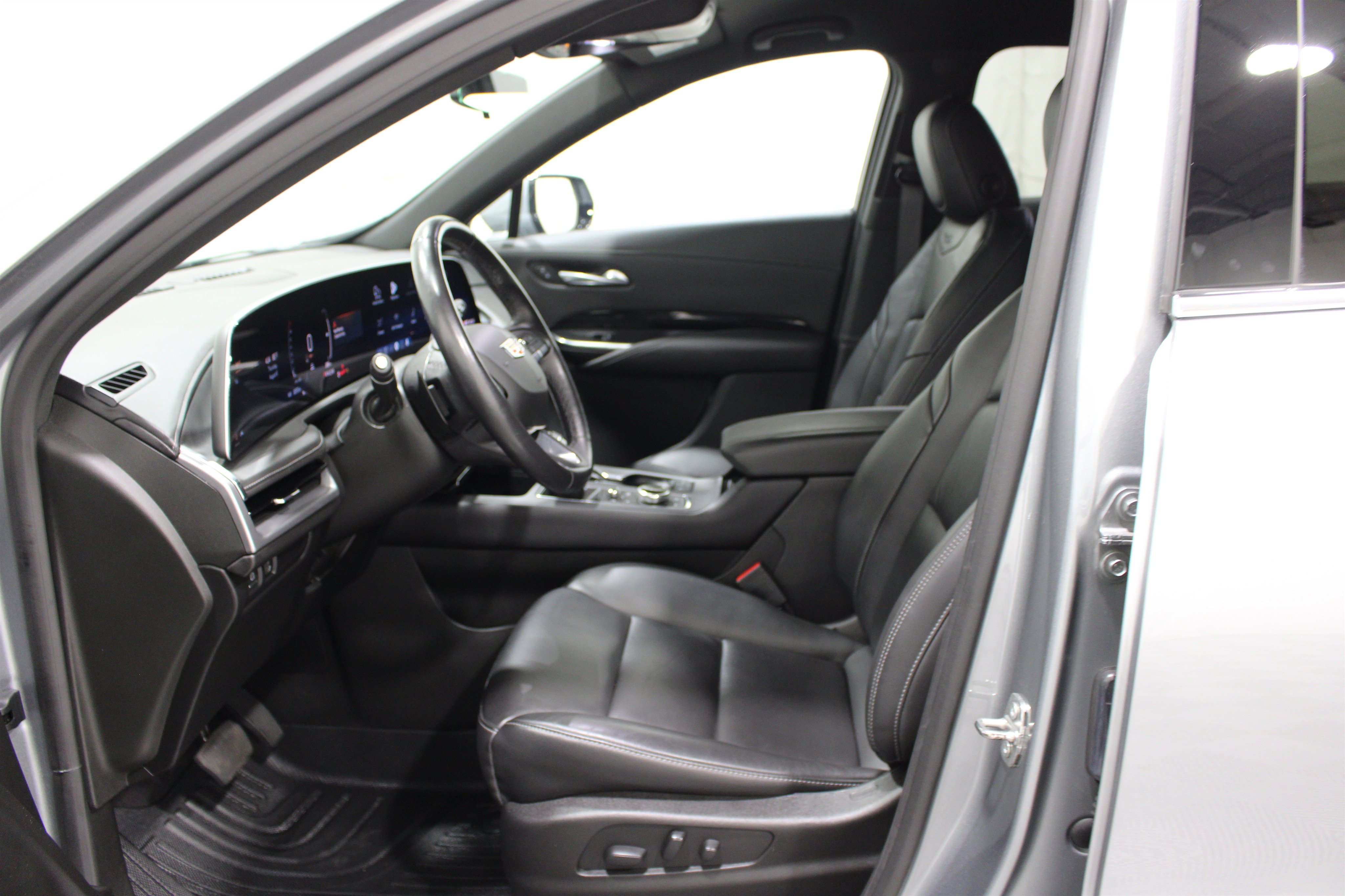 Certified 2024 Cadillac XT4 Luxury w/ Cold Weather Package FWD image 3