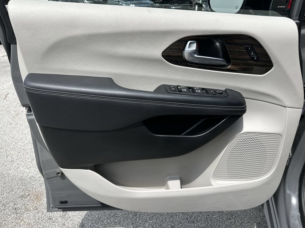 Used 2023 Chrysler Pacifica Limited FWD image 23