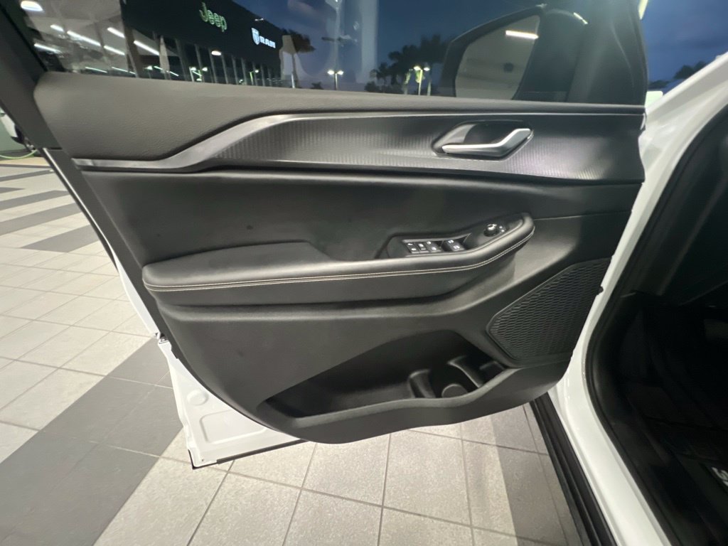 Used 2023 Jeep Grand Cherokee L Laredo RWD image 30