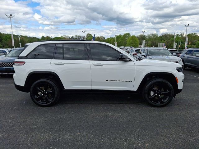Certified 2024 Jeep Grand Cherokee Limited w/ Black Appearance Package AWD/4WD image 9