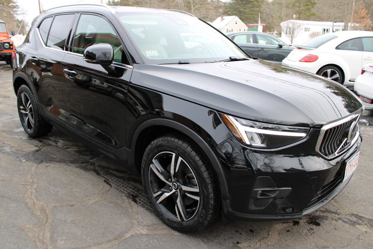 Used 2023 Volvo XC40 B5 Plus image 4