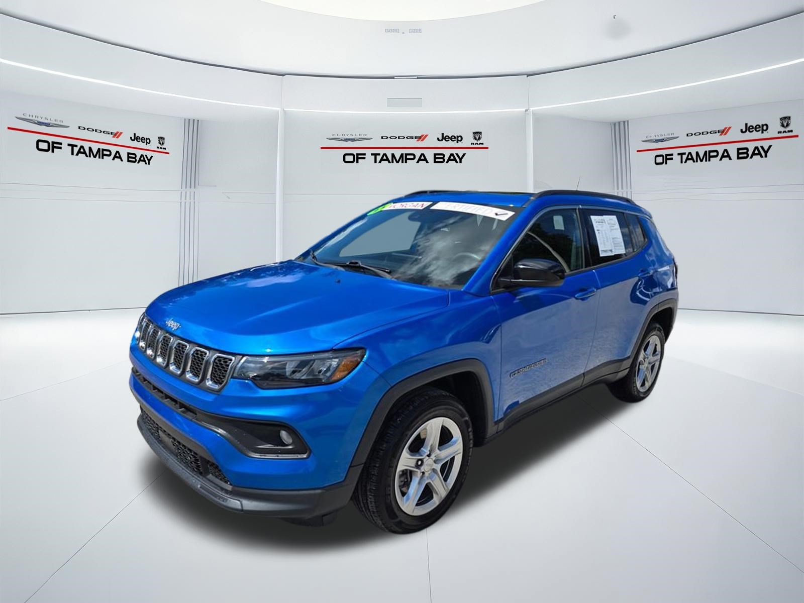 Used 2023 Jeep Compass Latitude w/ Sun and Sound Group AWD/4WD image 2