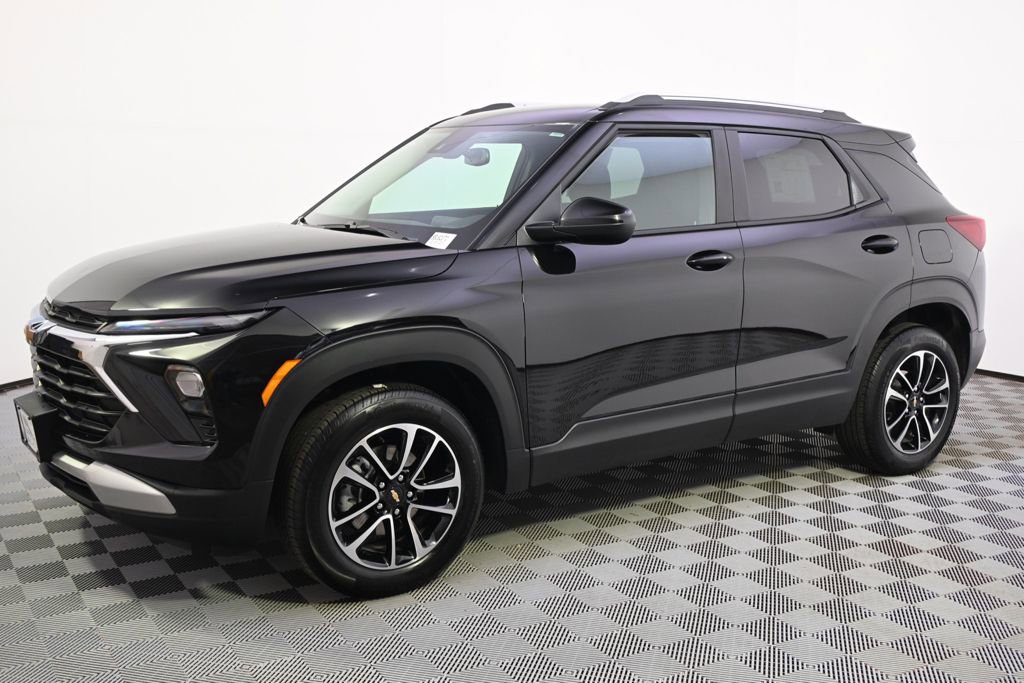 Used 2025 Chevrolet TrailBlazer LT w/ Convenience Package AWD/4WD image 2