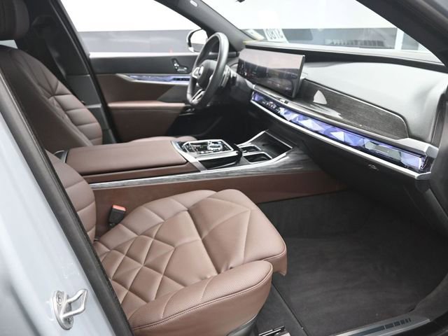 Used 2025 BMW 740i image 30