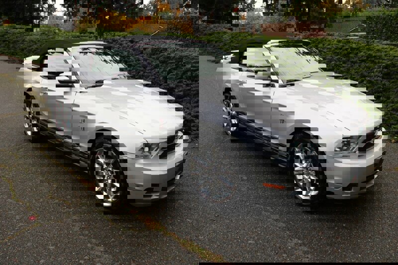 Used 2010 Ford Mustang Premium image 4