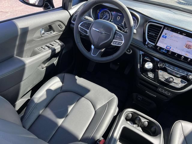 New 2025 Chrysler Pacifica Select FWD image 28