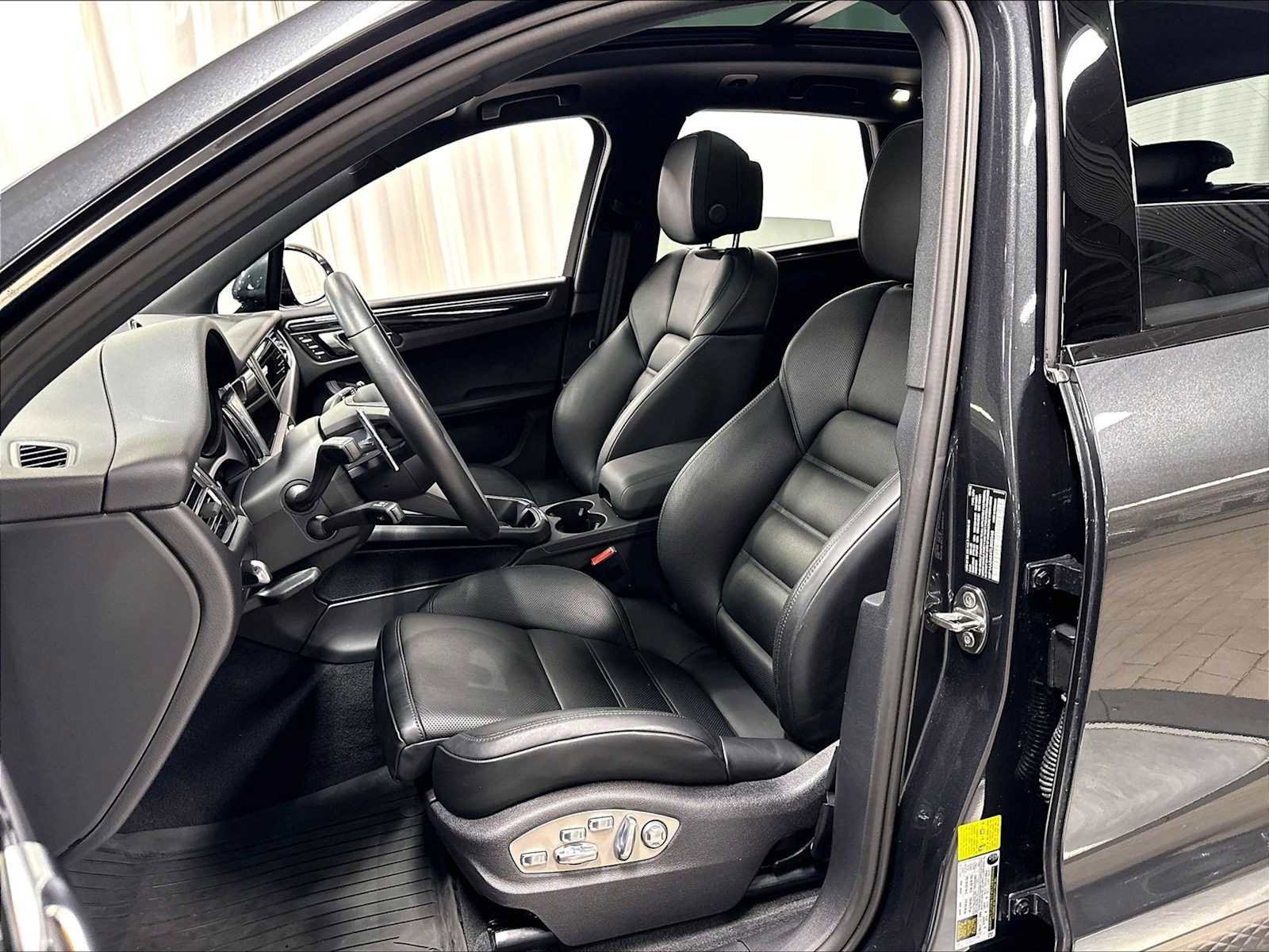 Used 2026 Porsche Macan AWD/4WD image 7